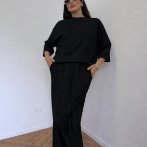 חליפת רקמה שחורה